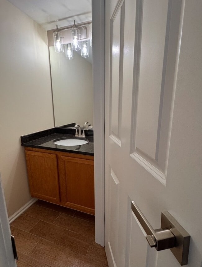 Building Photo - 2712 Woodmere Dr