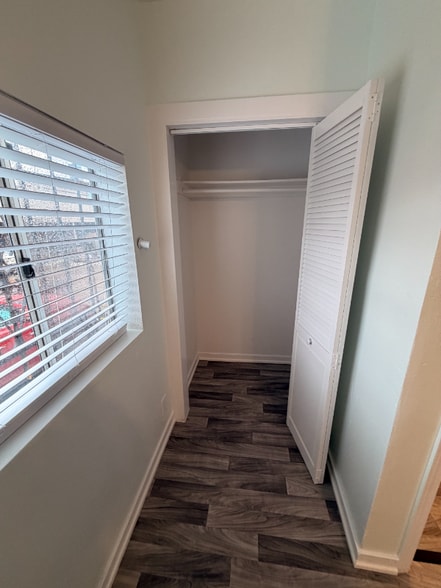 Building Photo - 1820 W 11th St