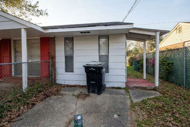 Building Photo - 1917 Watkins Dr