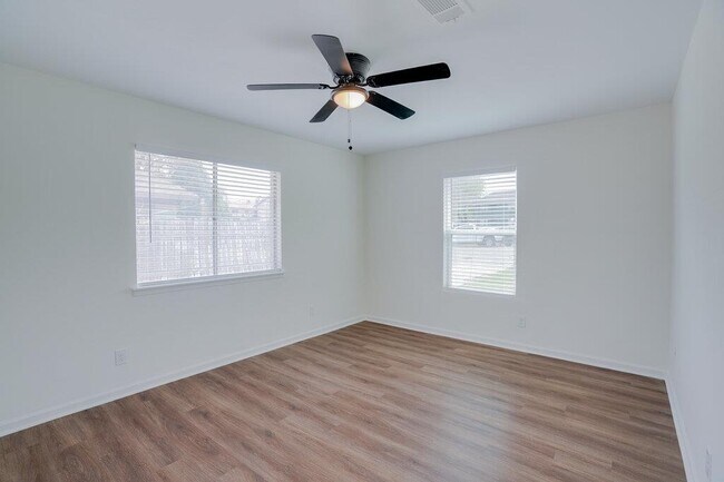 Building Photo - 304 John N Garner Cir