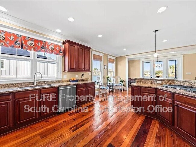 Building Photo - 1597 Rivertowne Country Club Dr