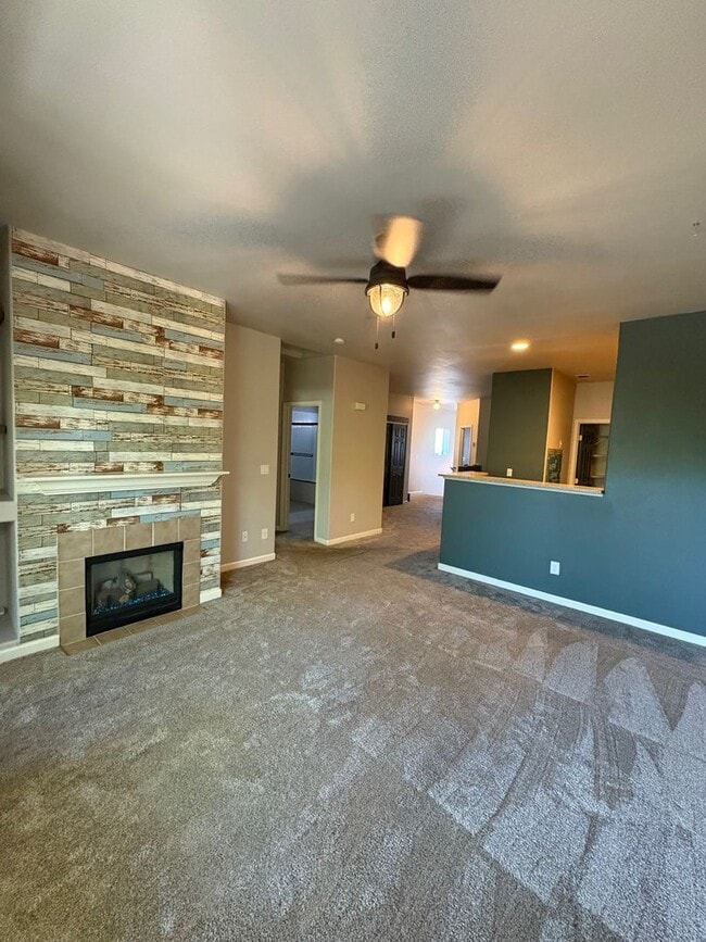 Building Photo - Gated community 2 Bedroom 2 Bath Condo