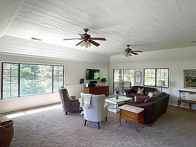 Building Photo - Mountain Retreat Home in Summit Park