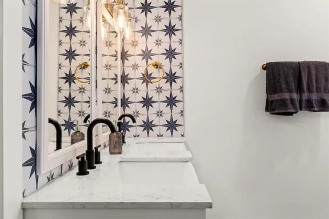 Building Photo - 2319 Santa Rita St