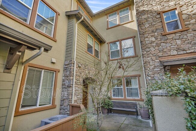 Building Photo - 718 El Paseo Cir