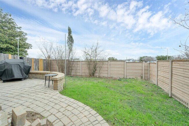 Building Photo - 2100 Pipers Field Dr