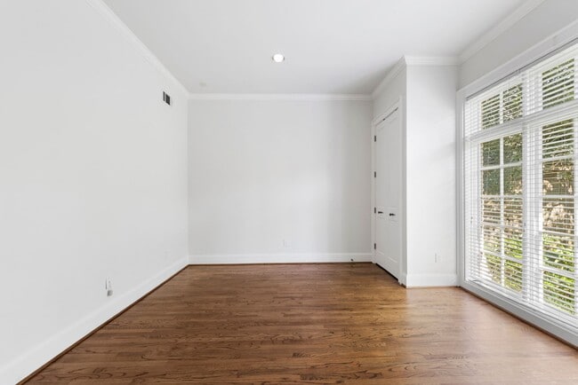 Building Photo - Elegant Living Minutes from the Medical Ce...