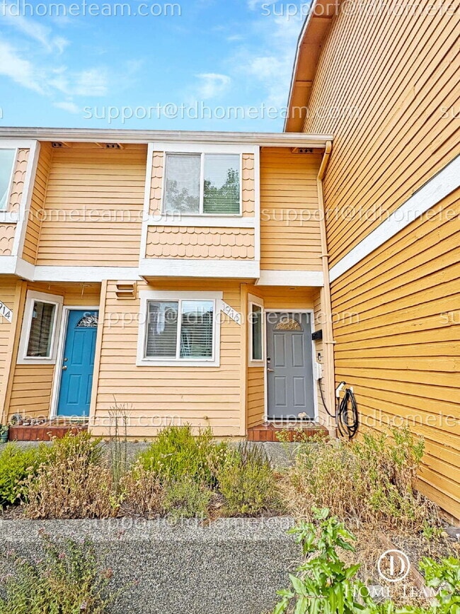 Building Photo - "Charming 2-Bedroom Townhouse Retreat in S...