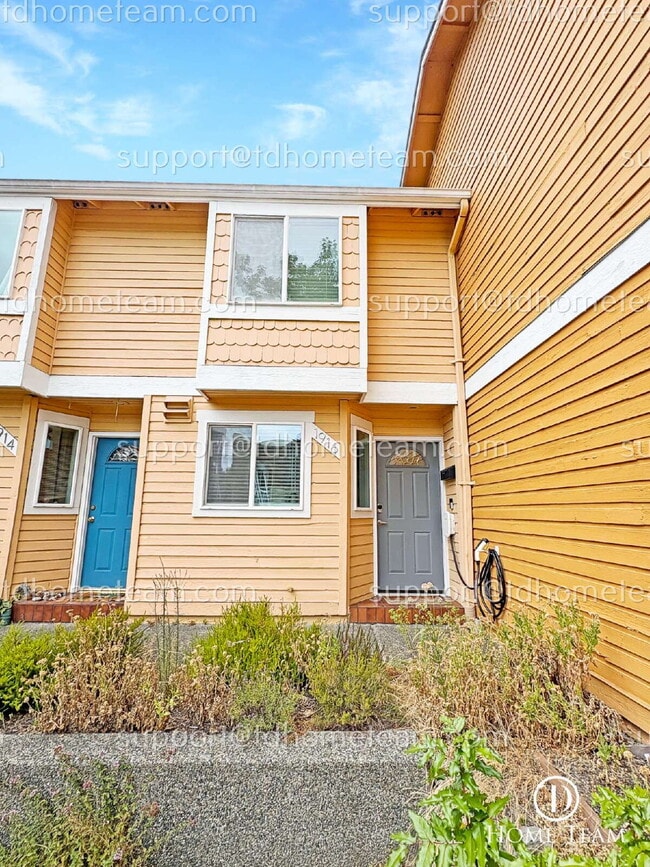 Building Photo - "Charming 2-Bedroom Townhouse Retreat in S...