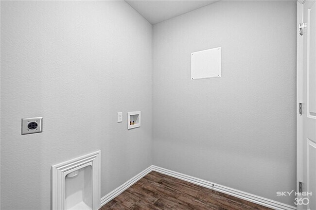 Building Photo - 4446 W Barhem Dr