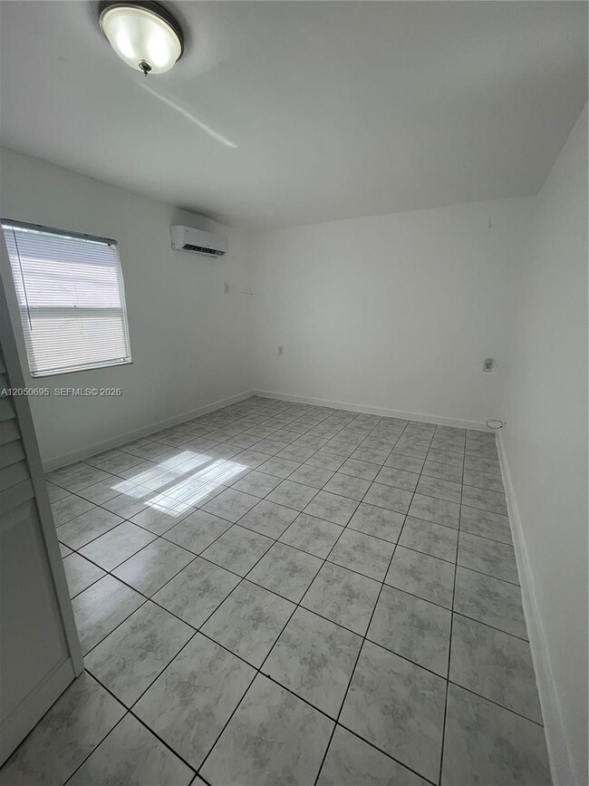 Building Photo - 1567 NE 110th Terrace