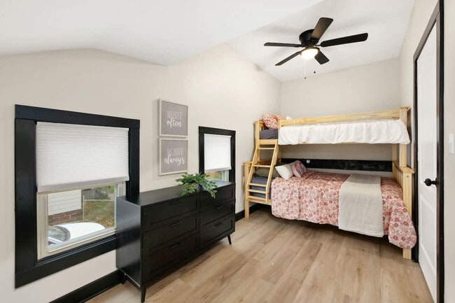 Building Photo - 303 E Washington St