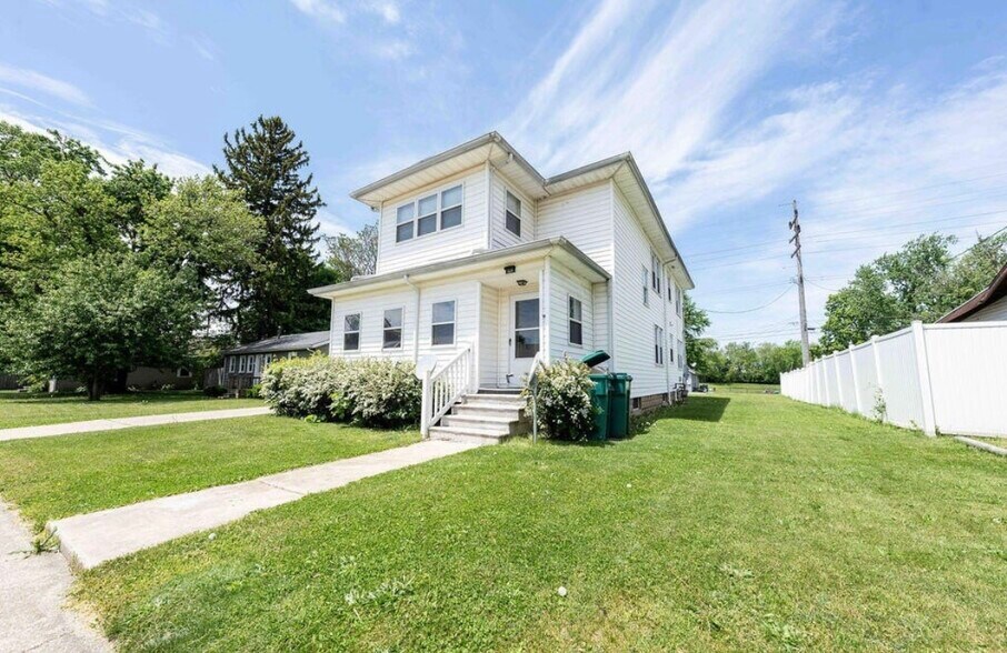 Building Photo - 327 Planett St