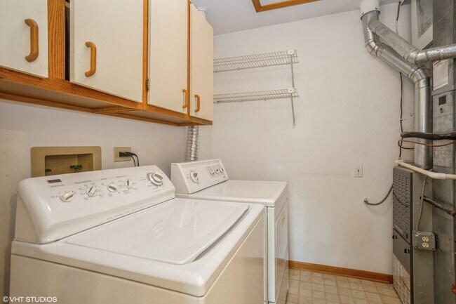 Building Photo - 583 W Parkside Dr