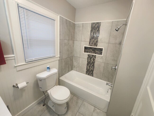 Building Photo - Beautiful 2 bedroom 1 bath renovated home with washer/dryer hookups!