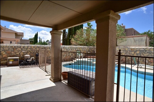 Building Photo - 2041 Shadow Ridge Dr