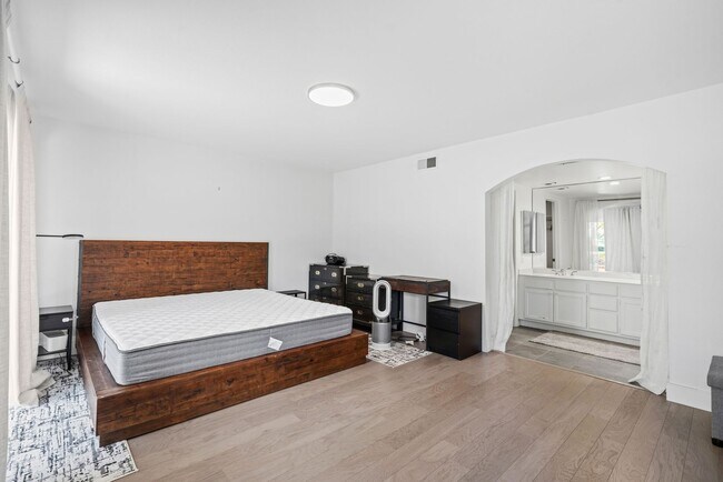 Building Photo - 5 Solana