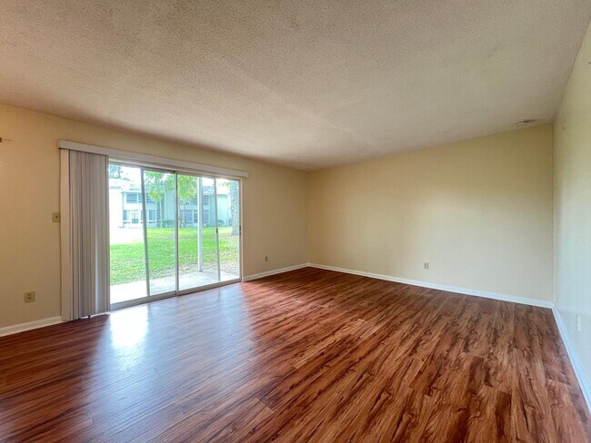 Building Photo - Charming 2-Bedroom Apartment Home in The Fairways – Silver Springs Shores