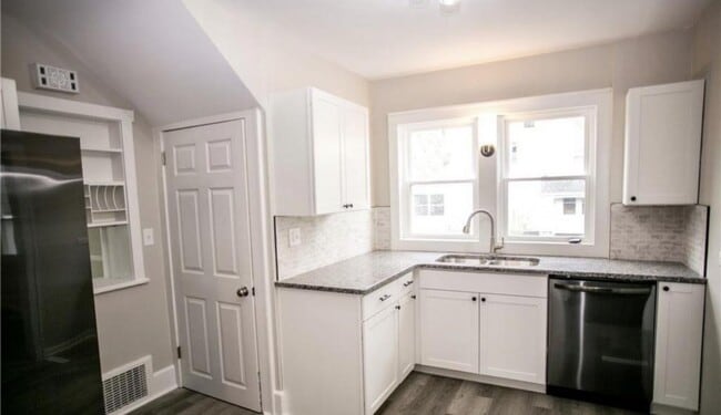 Building Photo - 209 E Hobart Ave