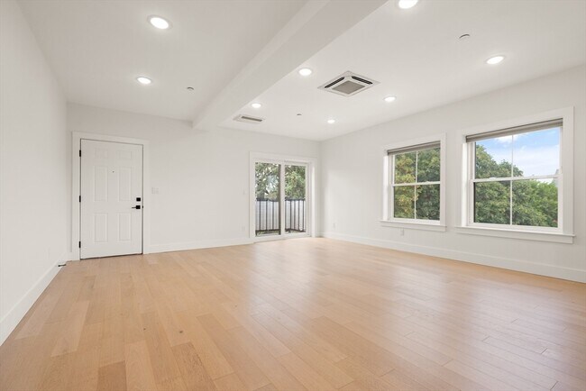 Building Photo - 208 Spencer Ave