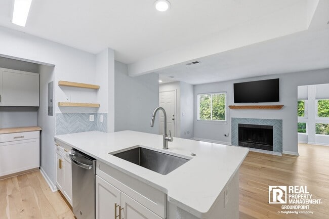 Building Photo - East Bridge Town Lofts Living | Prime Location Near Downtown Charleston