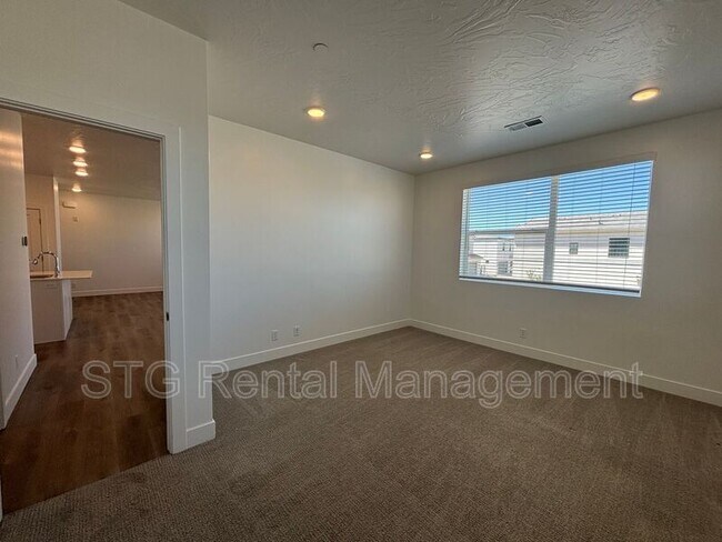 Building Photo - 5801 S Garnet Dr