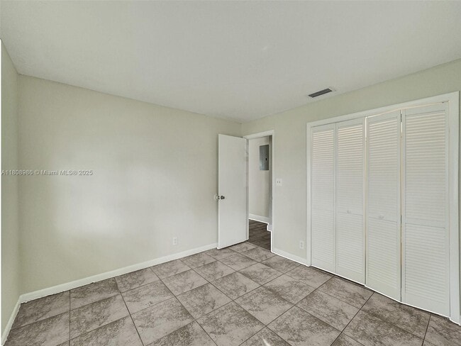 Building Photo - 221 NE 31st St