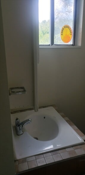Building Photo - 20 Beyrleye Ave