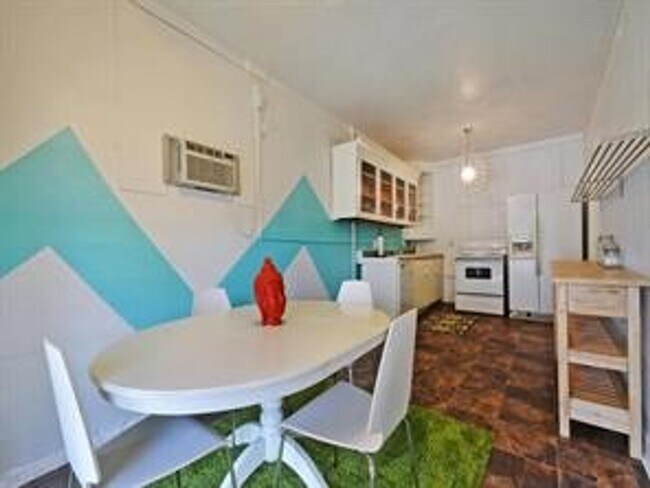 Building Photo - Available: Updated, spacious Tarrytown 4 bed / 4 bath, furnished or unfurnished