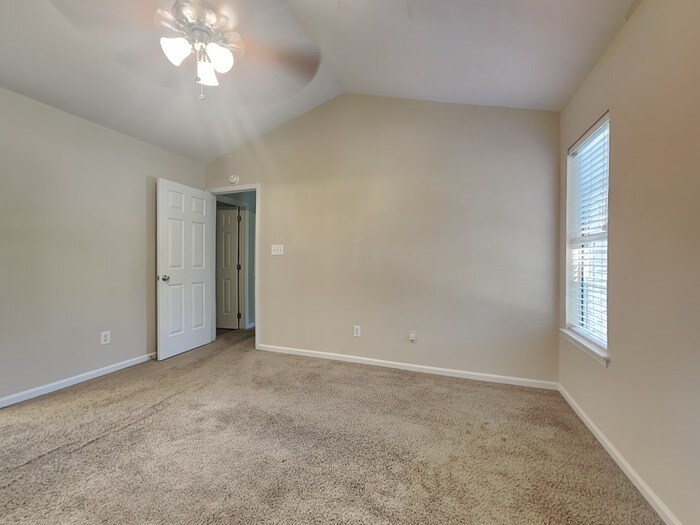 Building Photo - 10110 Northwoods Forest Dr
