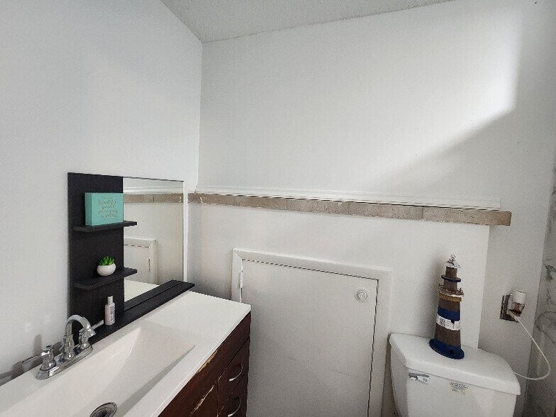 Building Photo - 7909 NW 40th St