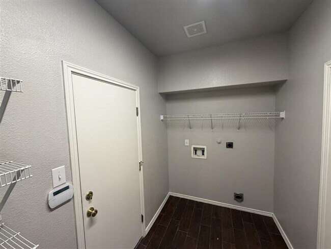 Building Photo - Large 4 bedroom / 2.5 bathroom home in Alamo Ranch