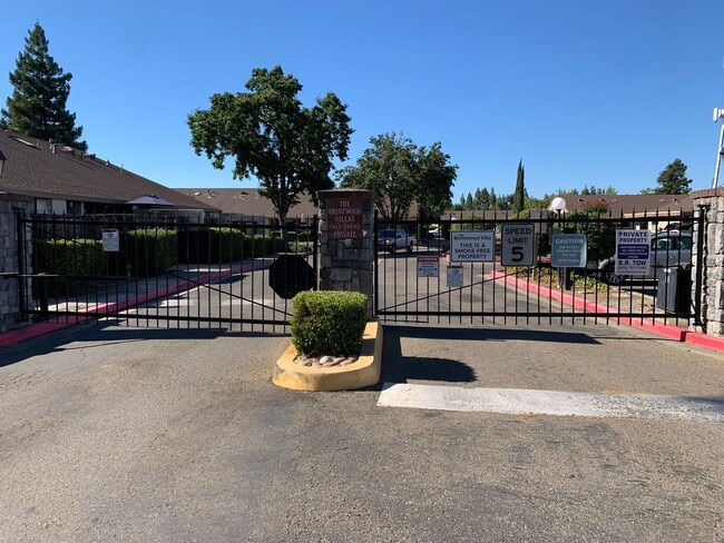 Building Photo - Ready for Move In! Townhome in Brentwood G...