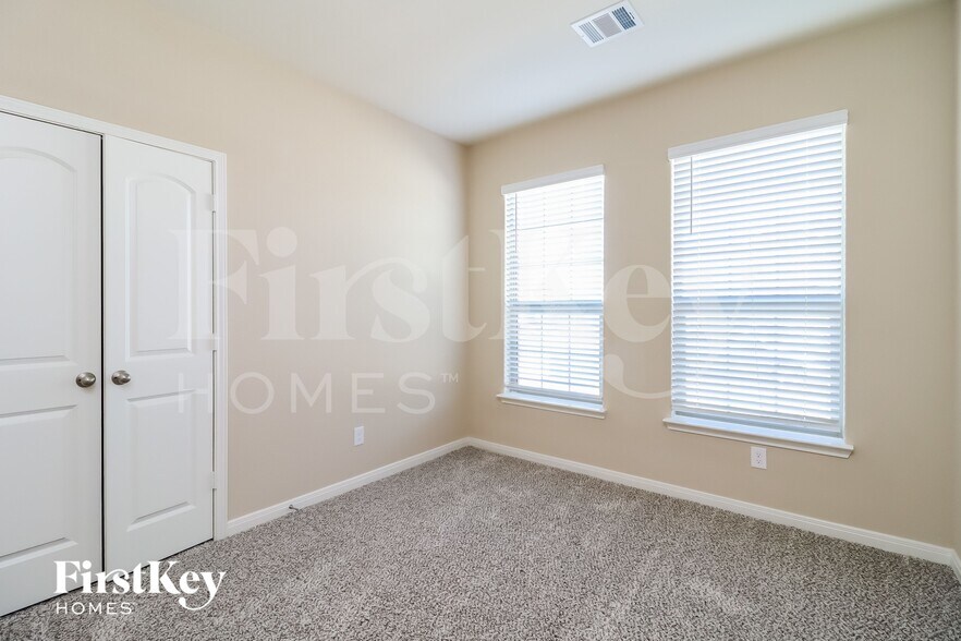 Building Photo - 7500 Pleasant Oaks St