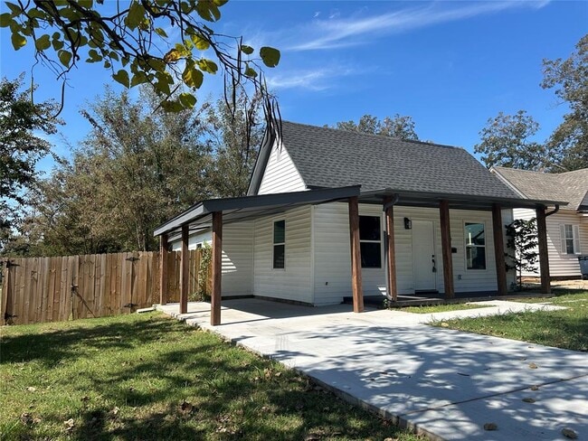 Building Photo - 304 N Tucker Ave