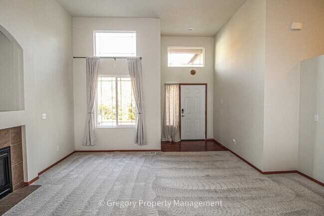 Building Photo - Bright and Spacious 5 bed Home - Steps from Martha Lake Airport!