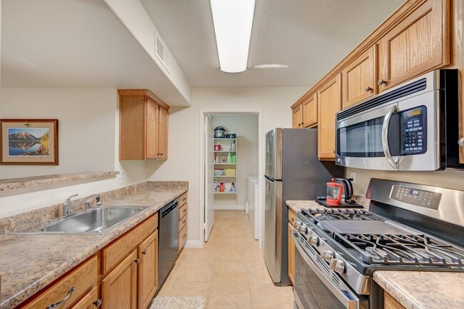 Building Photo - Well-maintained single-story condo