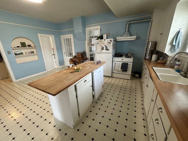 Building Photo - 900 Front St