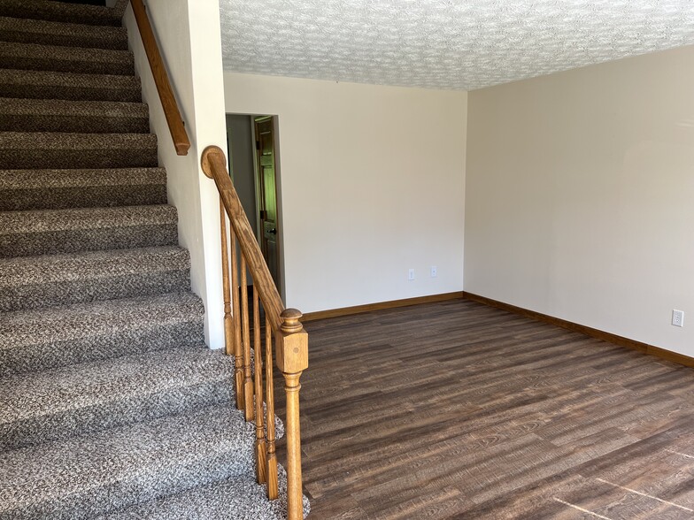 Building Photo - 709 Oak Trl