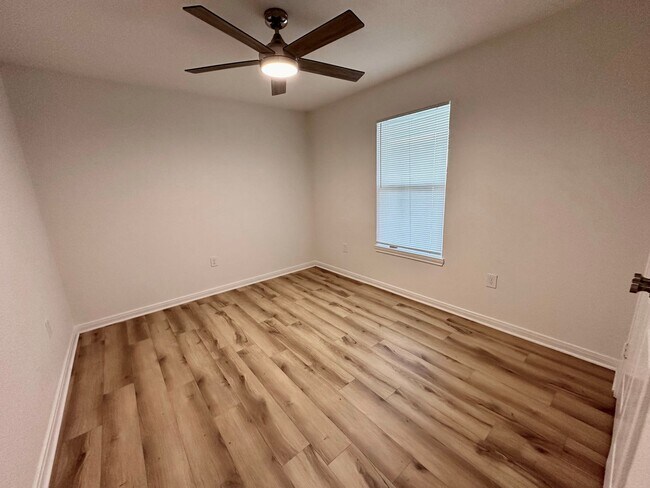 Building Photo - 116-118-118 W Gruver Cir