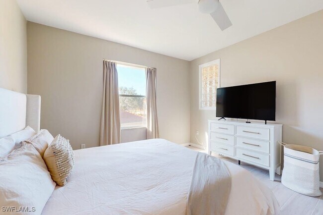 Building Photo - 350 Robin Hood Cir