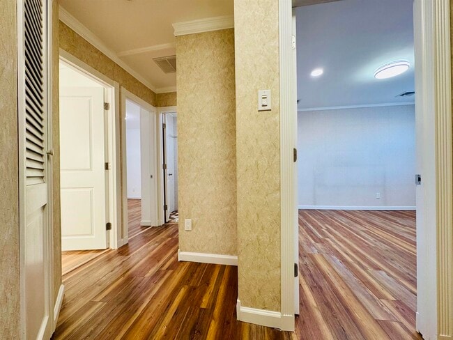 Building Photo - 16 W 51st St