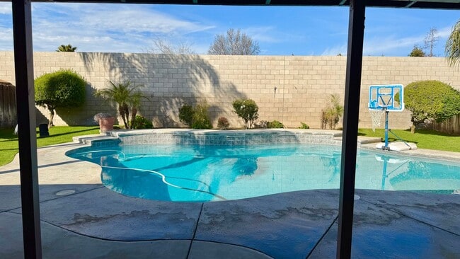 Building Photo - STUNNING POOL HOME IN SOUTHWEST BAKERSFIELD