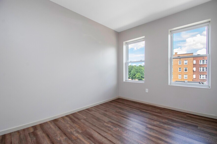 Building Photo - 479 Farmington Ave
