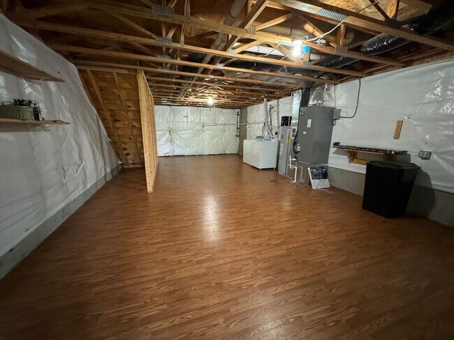 Building Photo - Spacious Home With 2 Suites & Walk-Out Bas...