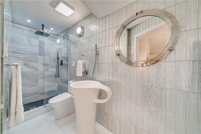 Building Photo - 417 NE 15th Ave