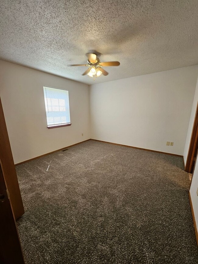 Building Photo - 3 Bedroom, 1 Bath House in Cute Neighborhood!