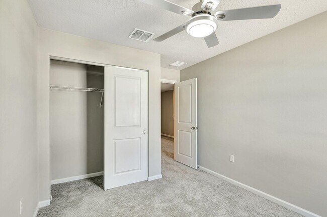 Building Photo - 5694 SE Edgewater Cir