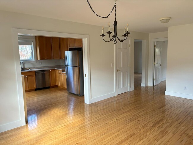 Building Photo - Beautifully Redone 4 Bed 2 Bath Apartment