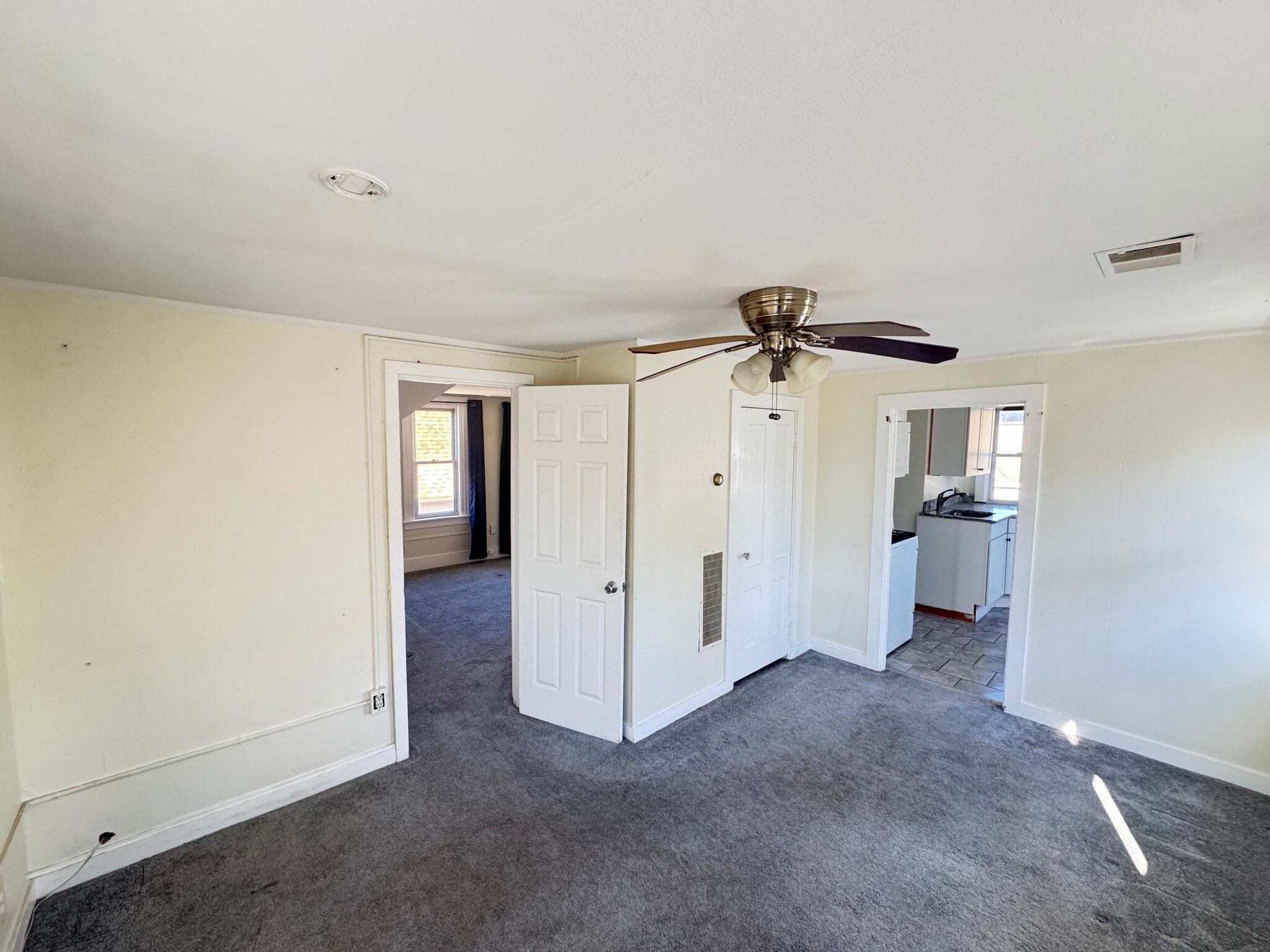 Building Photo - 103 Center St